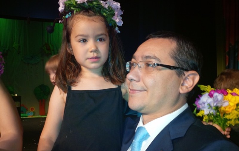 Fetiţa lui Ponta s-a făcut albinuţă! Vezi pe cine a ajutat Irina să strângă mâncare pentru toamnă