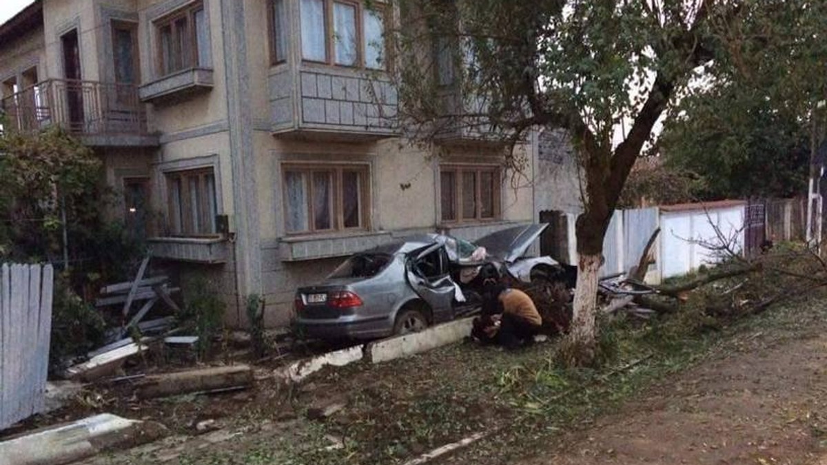 Mașina condusă de Bărăitaru a lovit în plin un copac