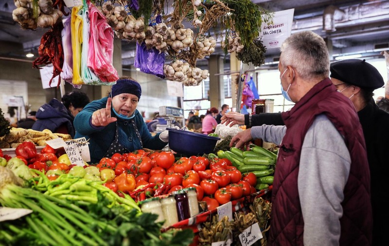 VIDEO | Furia comercianților din Obor după decizia de închidere a piețelor: „Orban își bate joc de țăran”