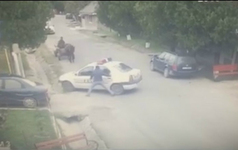 Mașină de poliție, scăpată de sub control! Polițista n-a tras frâna de mână