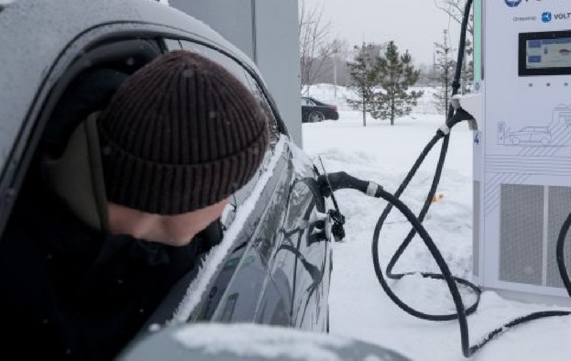 Șoferii mașinilor electrice plătesc mai mult când e ger: cum sunt afectate autonomia și timpul de încărcare