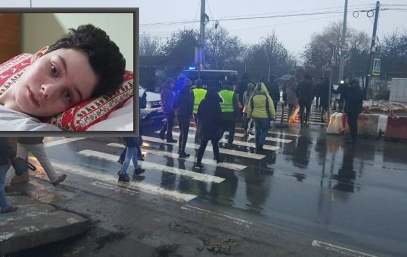 VIDEO/ „Vestele galbene” din Valea Lupului au protestat din nou pe trecerea de pietoni unde a fost paralizată Ana Maria Tănasă!