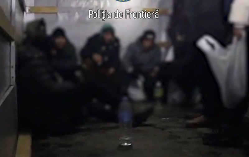 Un ucrainean și 11 marocani aduși ilegal într-o dubiță cu numere de Cehia, prinși în Craiova