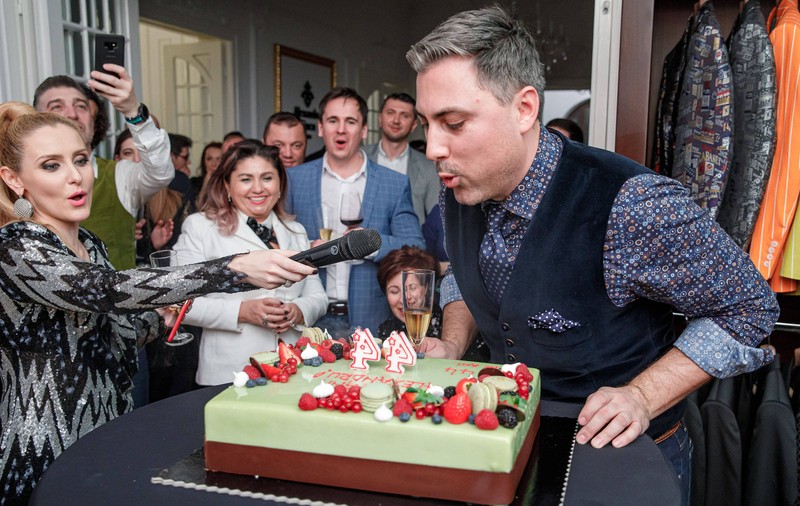 Alexandru Ciucu a împlinit 44 de ani. Moment emoționat alături de Corina Chiriac, în fața a peste 100 de invitați