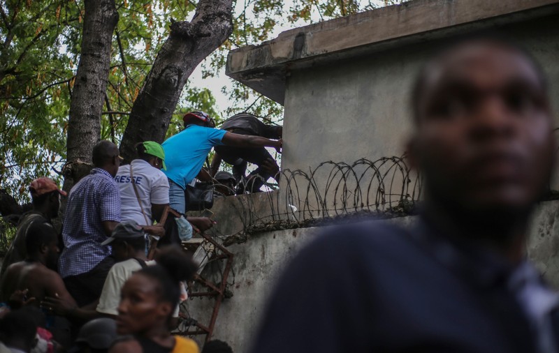 Doi reporteri şi un polițist au fost ucişi într-un atac al unei bande, la redeschiderea principalului spital din Haiti