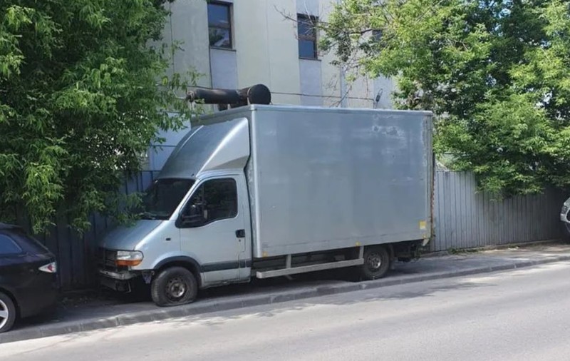 O dubă abandonată, care blochează trotuarele din Cluj și forțează mămicile cu cărucioare să intre în trafic aglomerat, a stârnit furia oamenilor