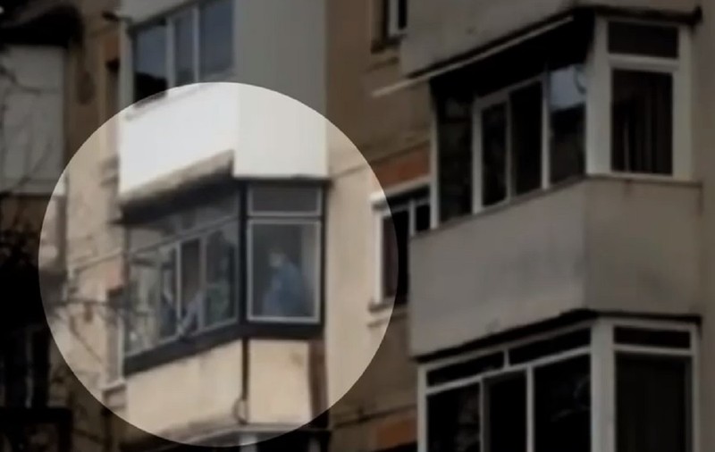 Poliția spune că bărbatul care a ucis doi bărbați la Onești s-a enervat când unul dintre ostatici l-a atacat. Cum a avut loc intervenția forțelor de ordine