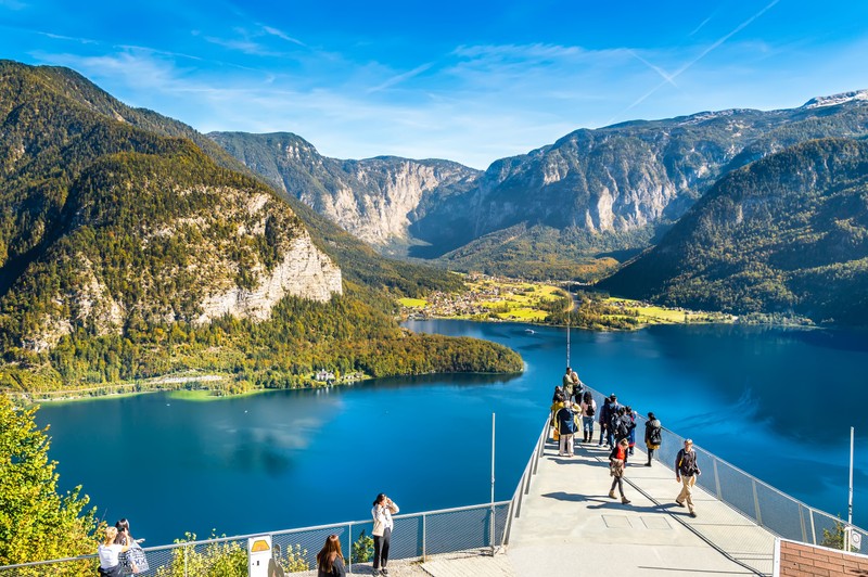 Peisaj al munților și al lacului Hallstatter See din alpii austrieci. Foto: 123rf