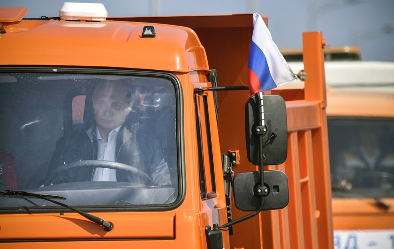 Putin a traversat Podul Crimeei la volanul unui camion
