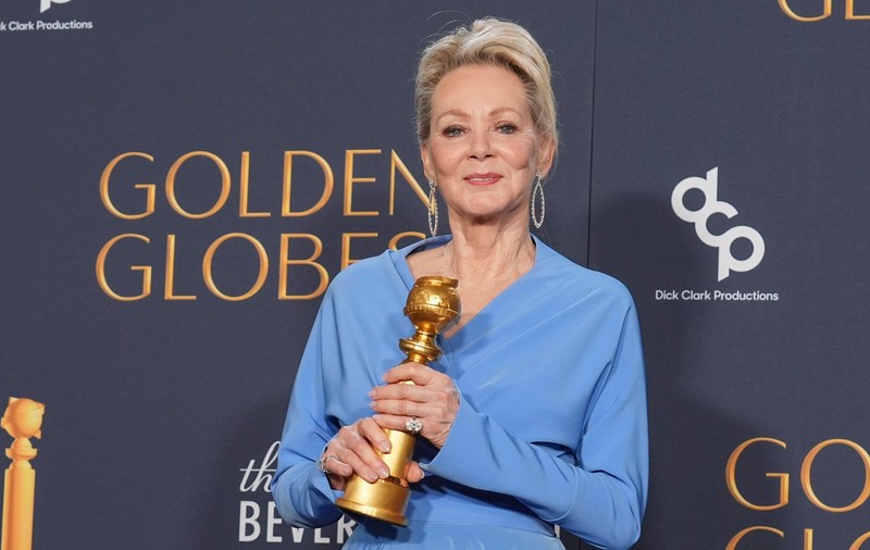 Jean Smart, câștigătoare a Globului de Aur 2025, a purtat pe covorul roșu o ținută creată de un designer român. Cât costă rochia