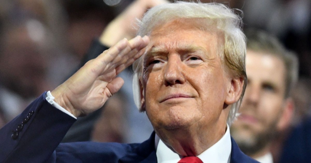 Donald Trump cu mâna la cap, în semn de respect, bandajat la urechea dreaptă. Trump a venit la Convenția Națională Republicană la Fiserv Forum în Milwaukee, Wisconsin luni 15 iulie 2024 la sfârșitul primei zile a convenției. Urechea dreaptă a lui TRUMP este bandajată după ce a fost zgâriată în timpul tentativei de asasinat de sâmbătă. El a fost nominalizat oficial în timpul sesiunii de după-amiază. Fiul său ERIC TRUMP este în spatele său.