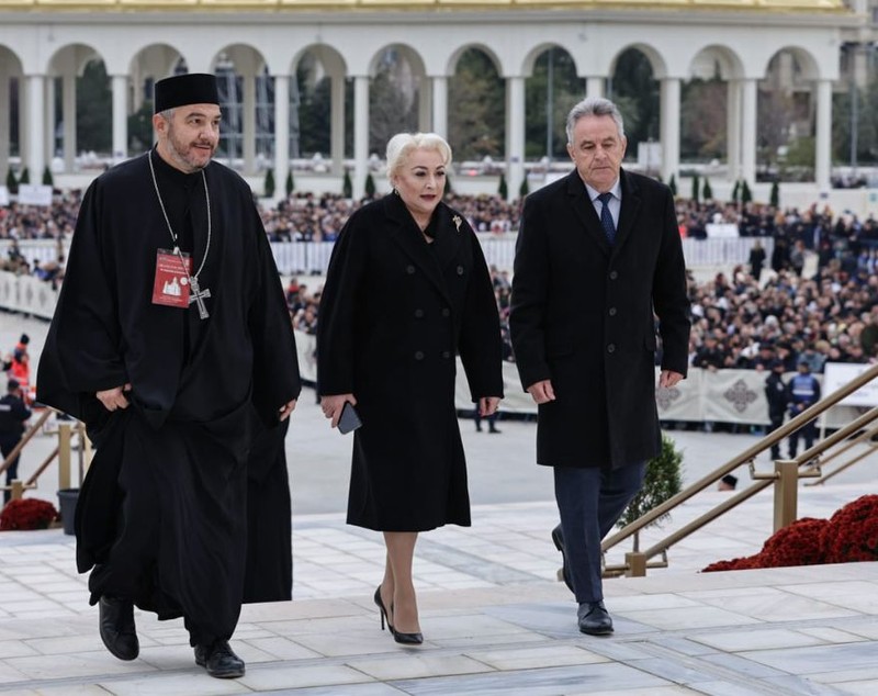 Ceremonia de sfințire a picturii Catedralei Mântuirii Neamului. Peste 12.500 de oameni, printre care Nicușor Dan, Ilie Bolojan, Traian Băsescu și Emil Constantinescu, au fost martori la citirea actului de sfințire