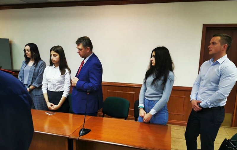 Trei surori și-au ucis tatăl care le abuza și acum riscă 20 de ani de închisoare, pentru că judecătorii nu le consideră victime