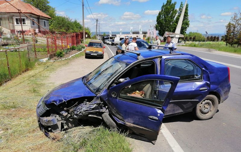 Şase oameni şi un bebeluş, transportaţi la spital, după ce trei mașini s-au ciocnit în Cluj-Napoca