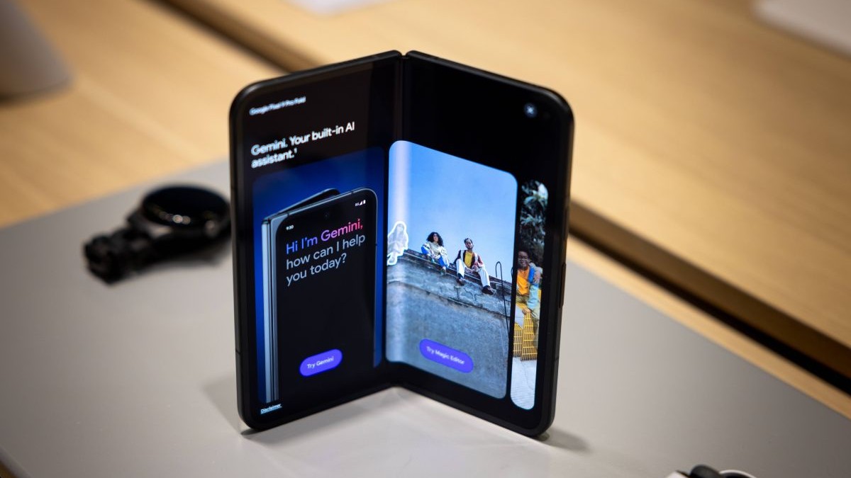 Un telefon Google Pixel 9 Pro Fold deschis pe o masă gri de prezentare.