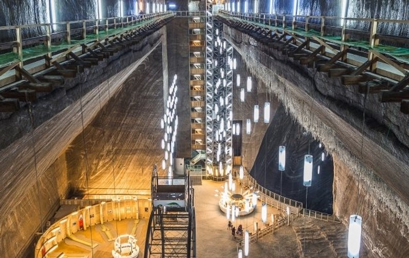 Salina Turda poate fi vizitată cu bilete cumpărate online. Roata panoramică, liftul și plimbarea cu barca în subteran, atracții unice în Europa