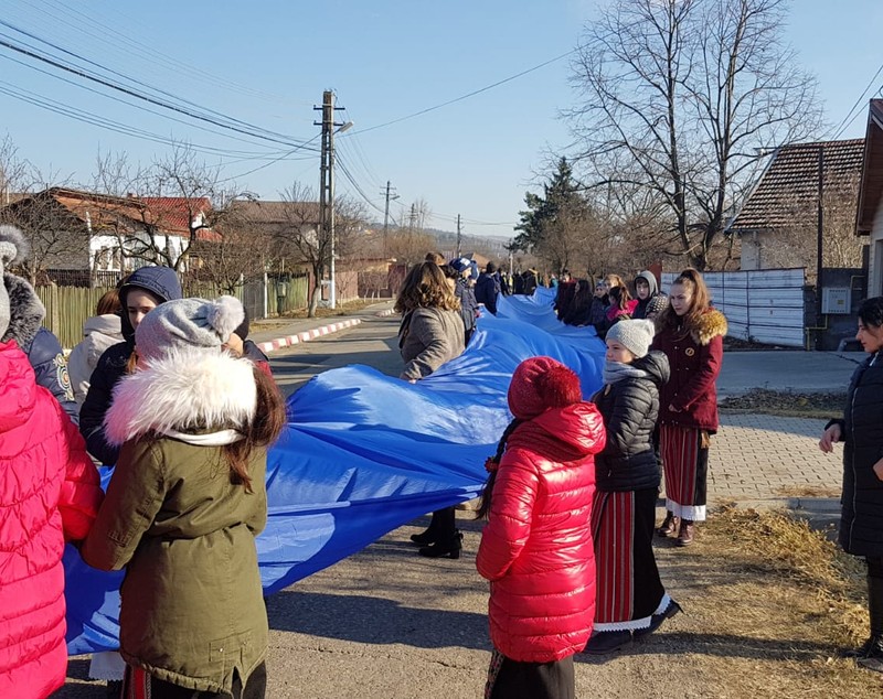 FOTO/ Tricolor de 200 de metri confecționat de elevii unei comune din Buzău, purtat pe străzi de Ziua Națională