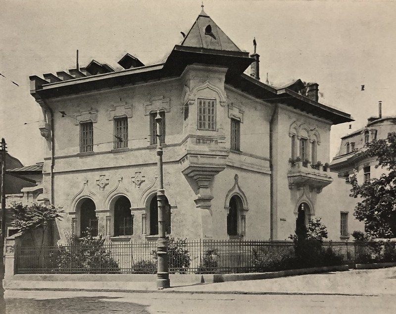 Casa Nicolae Petrașcu din Piața Romană va fi consolidată. Imobilul este părăsit și se degradează de 20 de ani. Cum arăta acum un secol