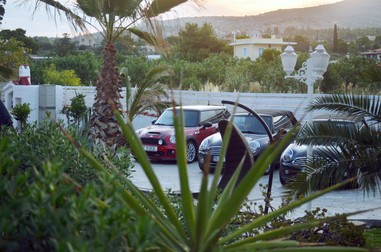 Cele trei mașini Mini Cooper din curte