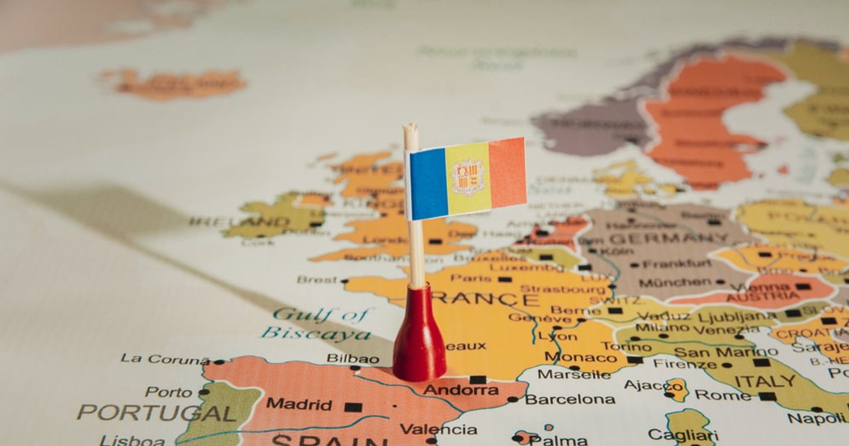 Curiozități despre Andorra - Imagine cu steagul Andorei, marcând poziţia micului stat pe harta Europei