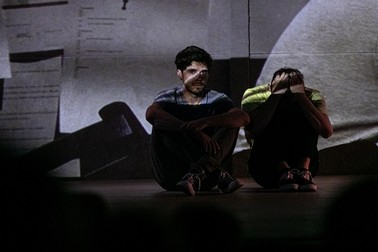 Punerea în scenă reportajului despre cei doi elevi care au primit 3 la franceză în ultima săptămână de școală