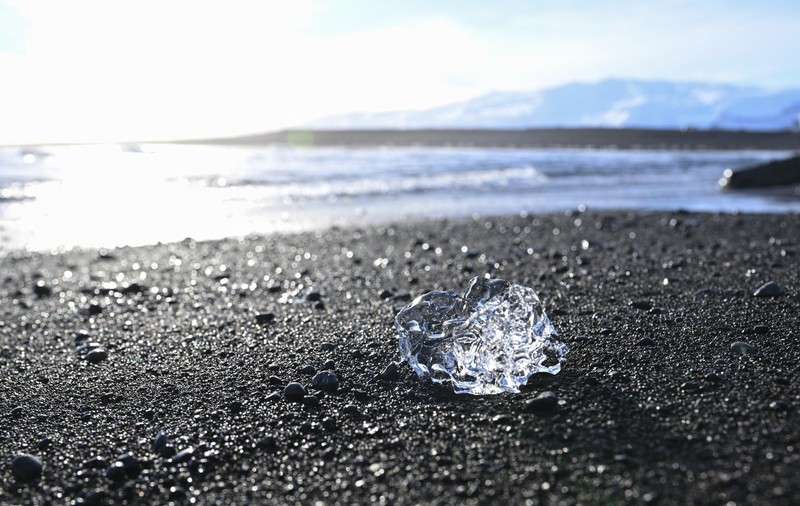 Plaja cu nisip negru din Islanda, plină de „diamante” uriașe, pe care trebuie să o vezi măcar o dată în viață