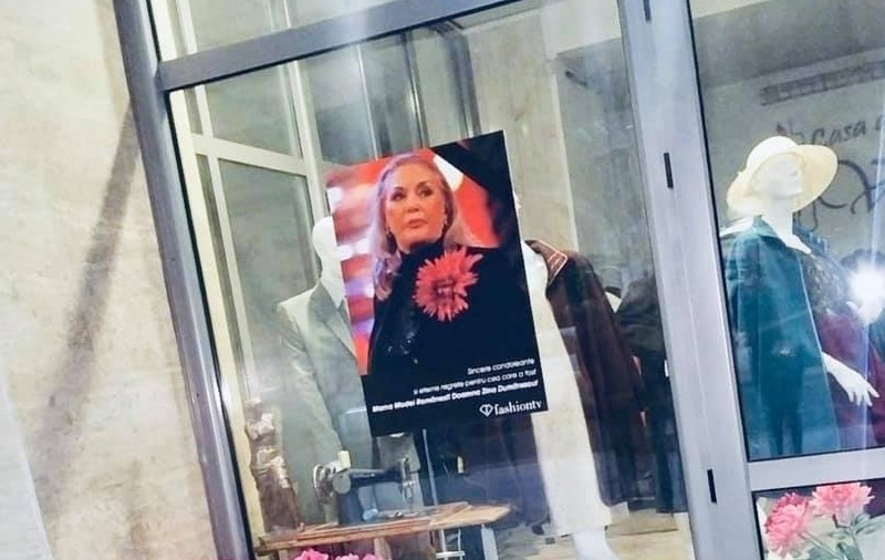 Fostele manechine crescute de Zina Dumitrescu, omagiu pentru creatoarea de modă la Casa Venus. Ce a scris Cătălin Botezatu pe coroana pentru mama Zina | FOTO