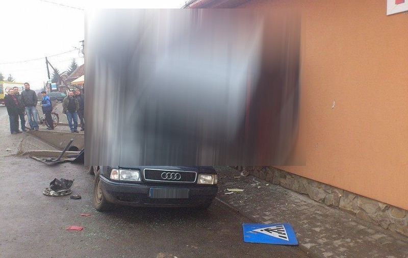 INCREDIBIL Culmea accidentului, la Târgu-Mureş! A intrat cu maşina pe fereastră! FOTO