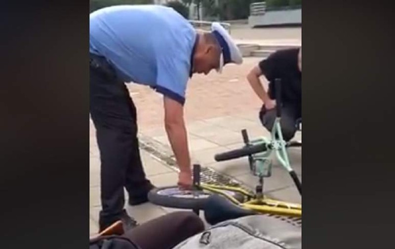 Polițistul care a fost filmat dezumflând roțile unor biciclete din Iași va fi cercetat