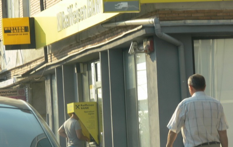 Bancomatul «genoros» de la Găești | Clienții cereau 50 de lei, dar primeau 100!