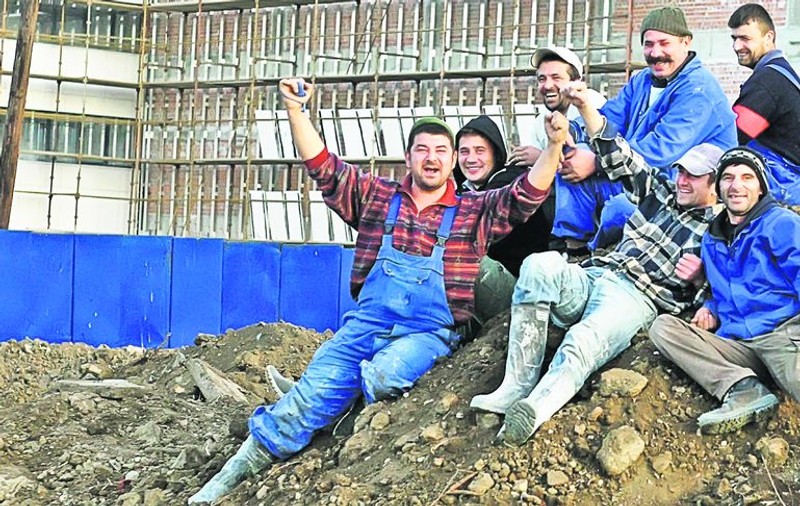Muncitorii din zona Stadionului Arcul de Triumf sunt pasionaţi de rugby: Hai «stejarii»!