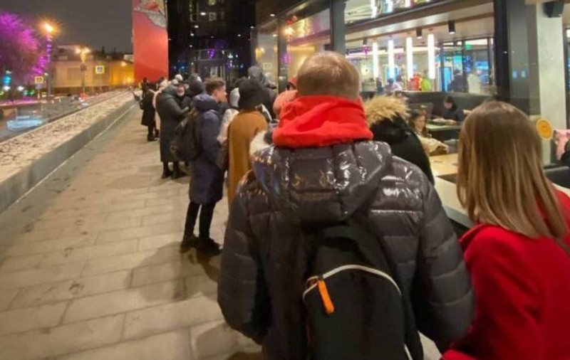 VIDEO. Ultimul Big Mac. Reacția rușilor după ce McDonald’s a anunțat că-și închide toate restaurantele din Rusia