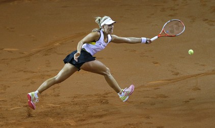 epa05263484 Angelique Kerber of Germany in action against Romania's Simona Halep during the Fed Cup World Group play-off tie Romania vs Germany in Cluj city, 450Km north-west from Bucharest, Romania, 17 April 2016. EPA/ROBERT GHEMENT