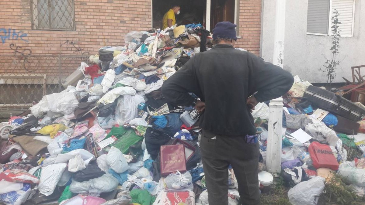 Un munte de gunoaie a fost scos din apartamentul unui bărbat din Constanța