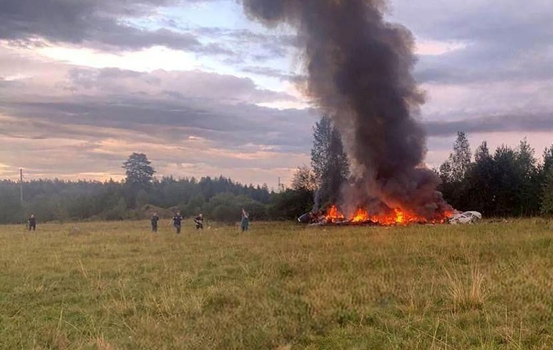 O bombă în interior sau o rachetă? Ce a doborât avionul lui Prigojin: presa independentă rusă analizează indiciile de la locul crimei