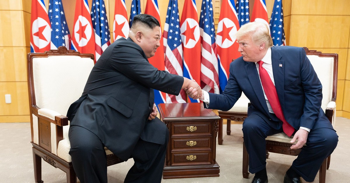 Kim Jong-un (stânga) și Donald Trump în timpul unui summit în zona demilitarizată din Peninsula Coreeană, în vara anului 2019 Foto: Hepta