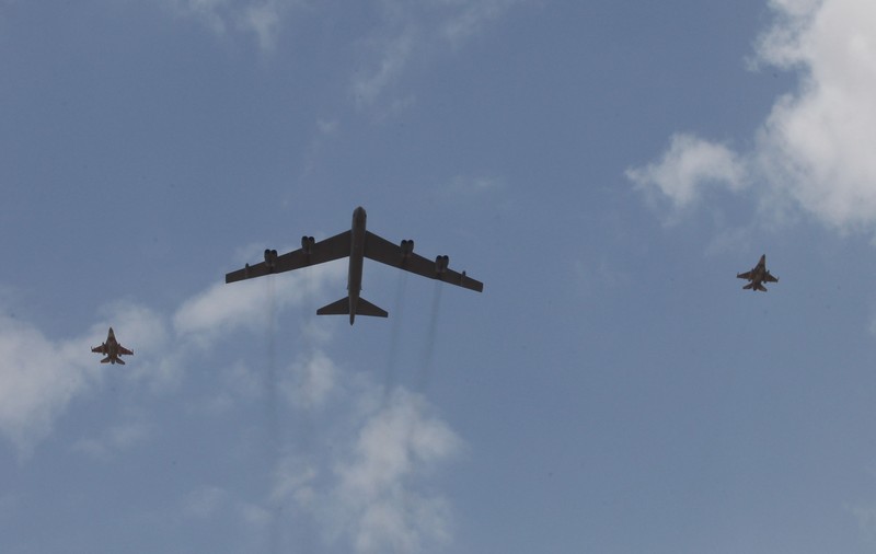 Un bombardier american a efectuat exerciții militare în România alături de avioanele de luptă românești