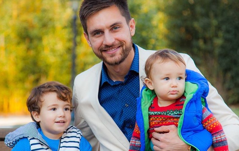 Familia Tătărușanu vă urează Sărbători fericite! Cum arată copiii și soția portarului de la Fiorentina