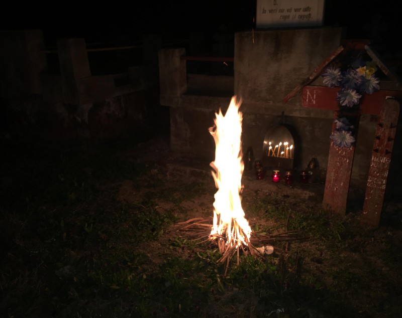REPORTAJ/Doljenii pomenesc morții de Joimari cu foc și apă. Aprind focuri în cimitire ca să le țină de cald spiritelor