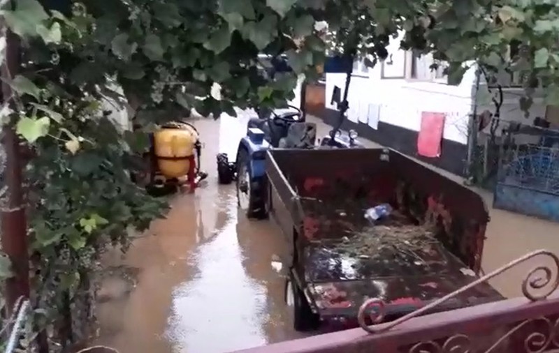 VIDEO/ Cod roșu de inundații în Vâlcea. Circulația pe Valea Oltului, blocată din cauza viiturilor, a fost deblocată