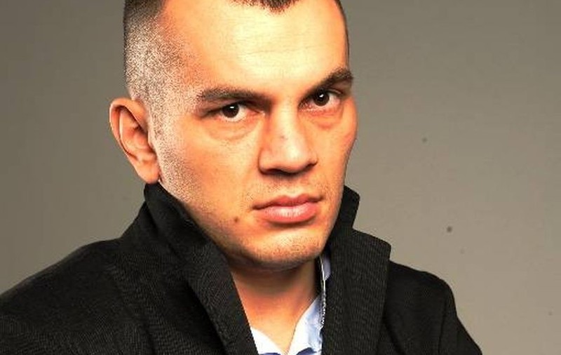 NU ÎŢI IMAGINAI VREODATĂ SĂ ÎL VEZI AŞA PE "PITBULL" ATODIRESEI! UITE CUM ÎI STĂ CU  ACCESORIUL SOACREI PE CAP!