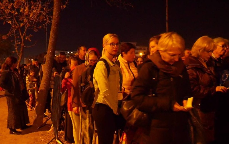REPORTAJ/ Am stat la coadă cu «spălații pe creier» de la Sfânta Parascheva. Lumea plină de solidaritate a pelerinilor - VIDEO