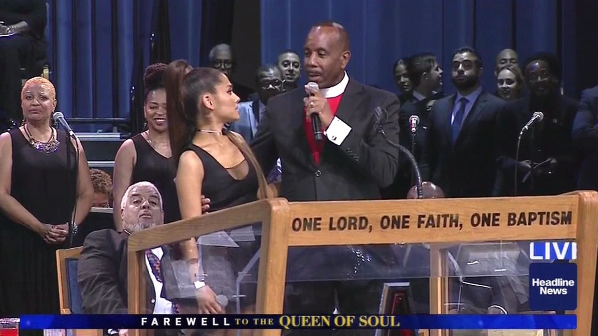 Pastorul care a pipăit-o pe sân pe Ariana Grande dă explicații. Ce spune despre gestul indecent pe care l-a făcut | FOTO&VIDEO
