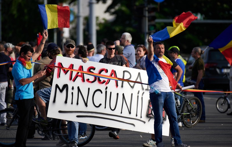 Liga Conspiraționiștilor lui COVID-19. Portret-robot al complotistului la orice vârstă, cu sau fără sparanghel și pantofi cu toc