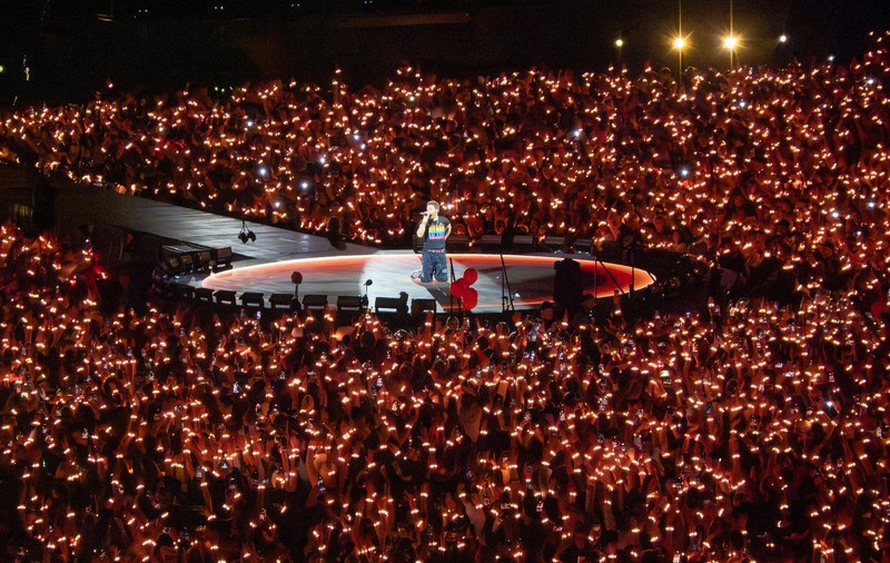 Charlie Kirk, omagiat de solistul Coldplay în timpul unui concert la Londra: „Trimiteți iubire familiei lui”
