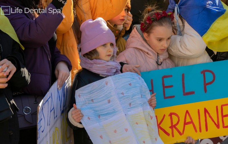 Primele clinici din România care oferă refugiaților din Ucraina tratamente dentare de urgență