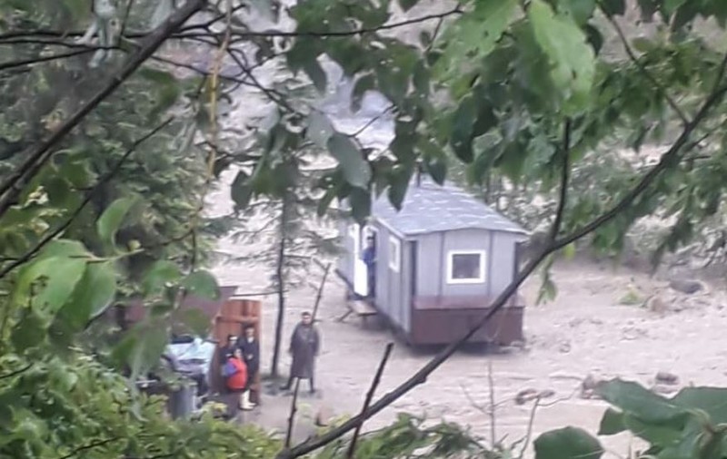 Muncitorii blocați de ape au fost salvați după 21 de ore. Soluția găsită de autorități pentru a-i evacua