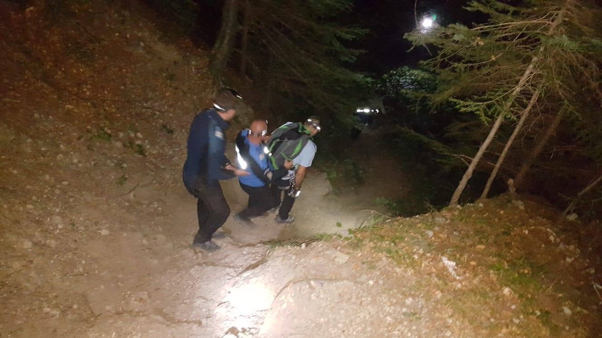Doi turişti americani, rătăciţi pe traseul spre Crucea Caraiman. Imagine din timpul operațiunii de coborâre