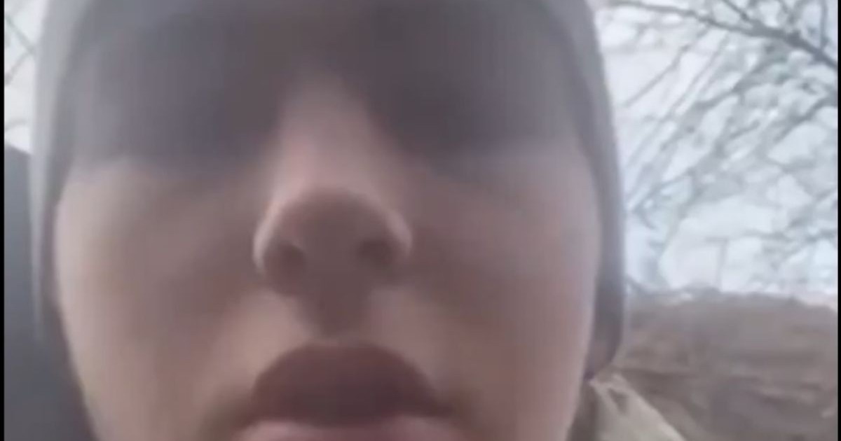 Cadru apropiat fata unui băiat tânăr
