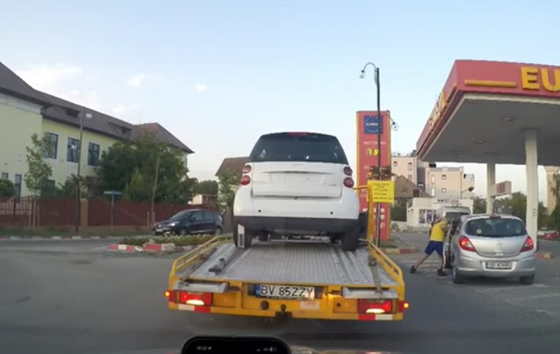 Polițistul de la trupele speciale din Sibiu filmat când bate un șofer într-o benzinărie a fost reținut